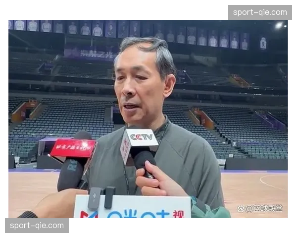 某豪门主帅在赛后采访中批评比赛时间安排过于考虑电视转播，忽视球员健康